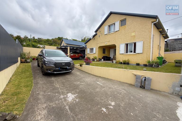 Jolie maison F5 en R+1 avec garage fermé et car port, implantée sur 484 m2 de terrain plat, sans travaux.