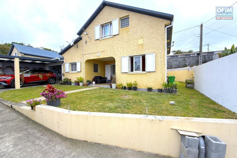 Jolie maison F5 en R+1 avec garage fermé et car port, implantée sur 484 m2 de terrain plat, sans travaux.