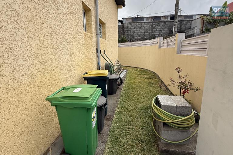 Jolie maison F5 en R+1 avec garage fermé et car port, implantée sur 484 m2 de terrain plat, sans travaux.