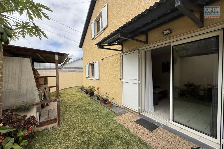 Jolie maison F5 en R+1 avec garage fermé et car port, implantée sur 484 m2 de terrain plat, sans travaux.