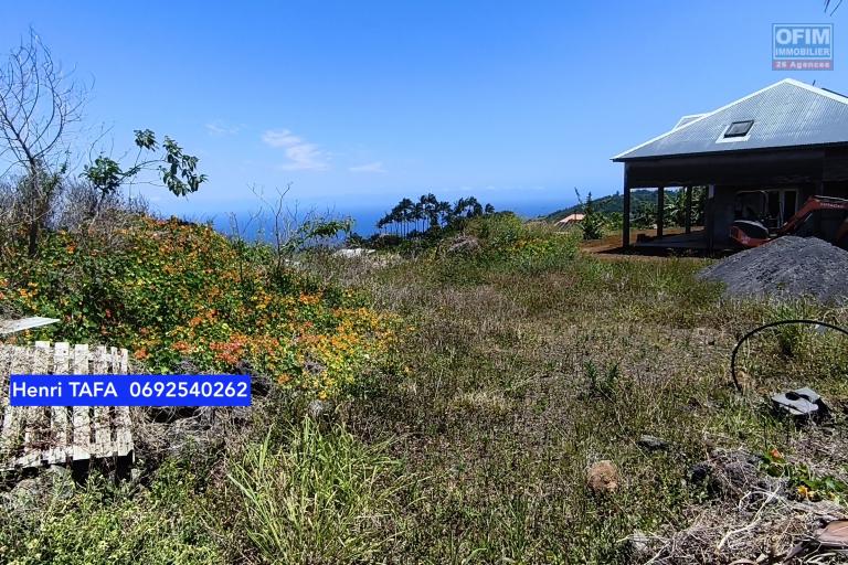 Terrain constructible de 366 m2 avec vue mer et montagne à Saint-Joseph