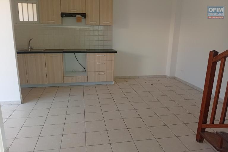 A LOUER APPARTEMENT F2 DUPLEX EN REZ DE JARDIN DE 53 M2 DE SURFACE A LA SALINE LES BAINS
