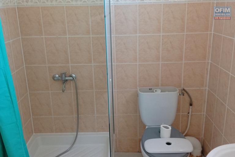 A LOUER APPARTEMENT F2 DUPLEX EN REZ DE JARDIN DE 53 M2 DE SURFACE A LA SALINE LES BAINS