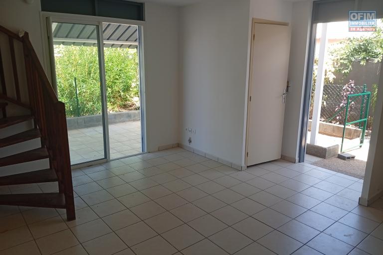 A LOUER APPARTEMENT F2 DUPLEX EN REZ DE JARDIN DE 53 M2 DE SURFACE A LA SALINE LES BAINS
