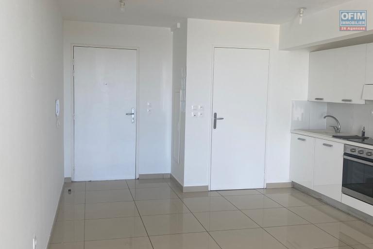 A vendre ce bel appartement de type F2 de 46,80m2 habitable sur la résidence PASSERELLE à Sainte Clotilde.