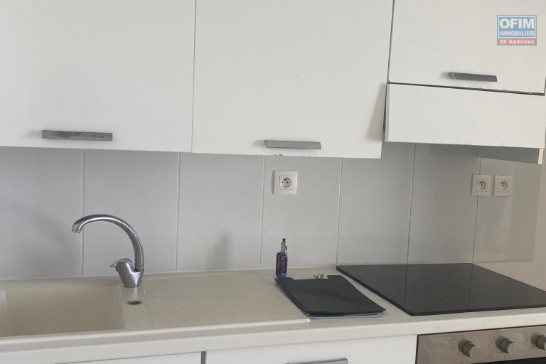 A vendre ce bel appartement de type F2 de 46,80m2 habitable sur la résidence PASSERELLE à Sainte Clotilde.