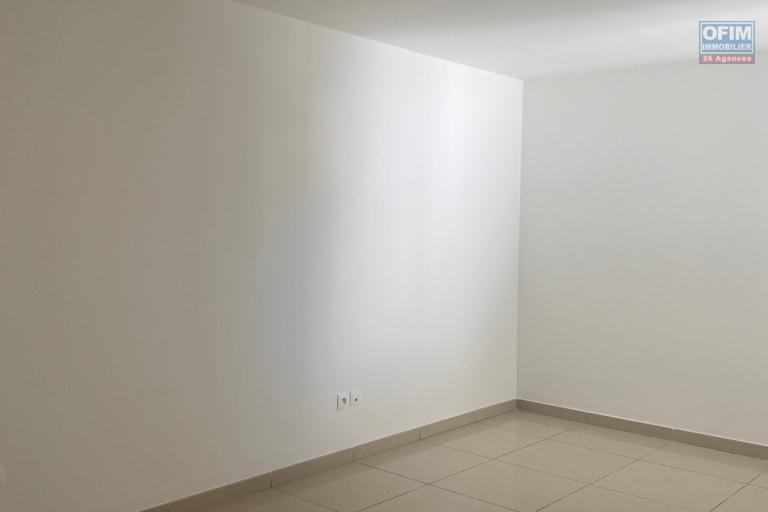 A vendre ce bel appartement de type F2 de 46,80m2 habitable sur la résidence PASSERELLE à Sainte Clotilde.