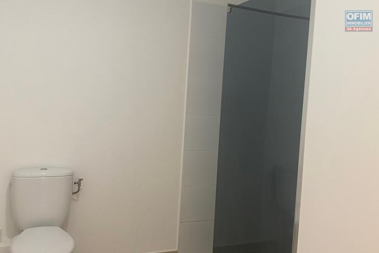 A vendre ce bel appartement de type F2 de 46,80m2 habitable sur la résidence PASSERELLE à Sainte Clotilde.