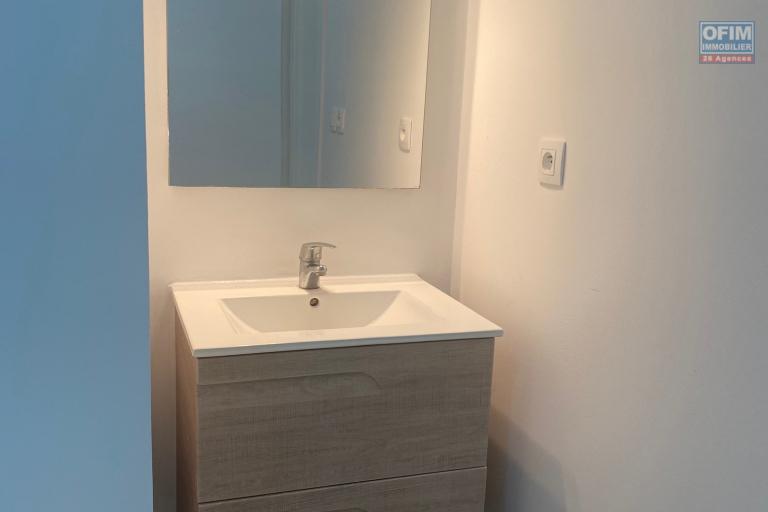 A vendre ce bel appartement de type F2 de 46,80m2 habitable sur la résidence PASSERELLE à Sainte Clotilde.