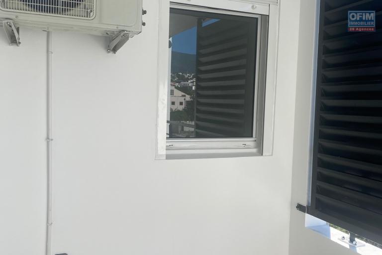 A vendre ce bel appartement de type F2 de 46,80m2 habitable sur la résidence PASSERELLE à Sainte Clotilde.