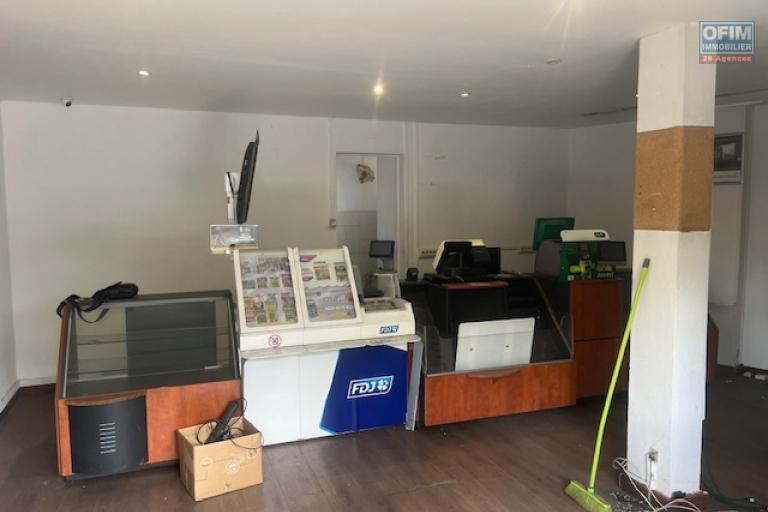 A louer local commercial centre ville des AVIRONS