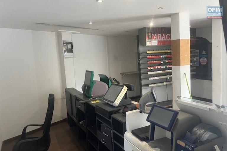 A louer local commercial centre ville des AVIRONS