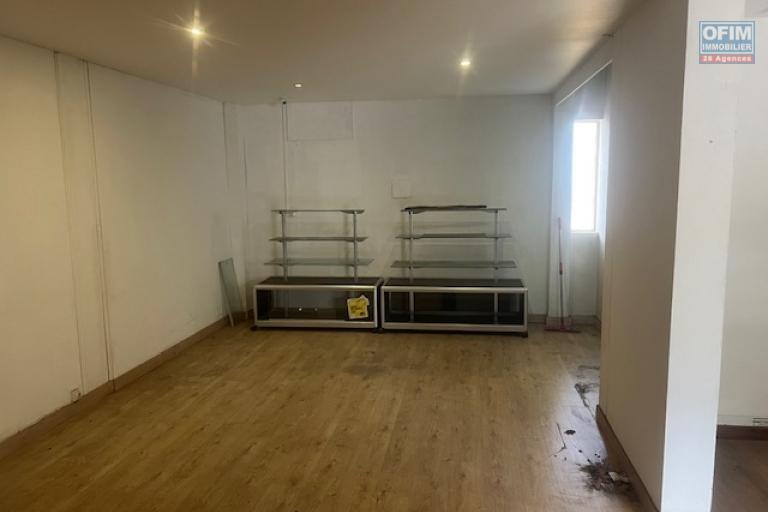 A louer local commercial centre ville des AVIRONS