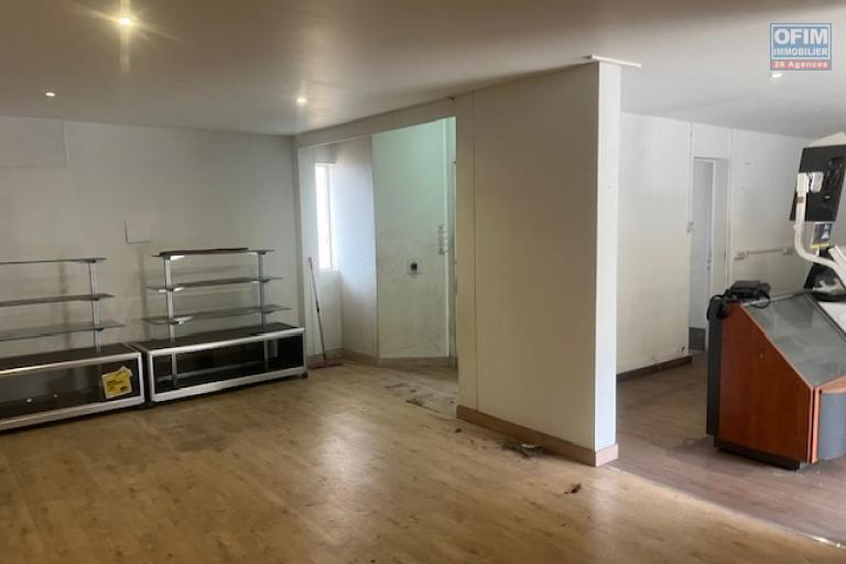 A louer local commercial centre ville des AVIRONS