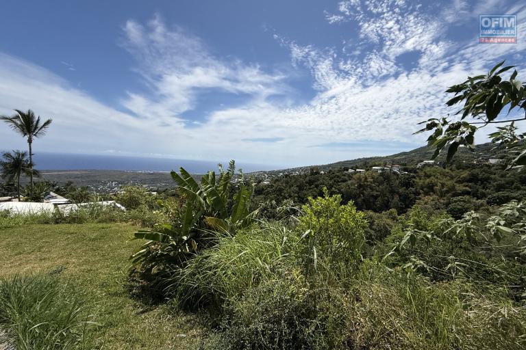 Terrain plat de 1200 m2 à 350 m d'altitude, pleine vue mer et montagne, viabilisation sur le terrain.