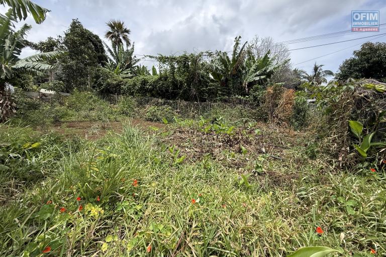 Terrain plat de 1200 m2 à 350 m d'altitude, pleine vue mer et montagne, viabilisation sur le terrain.