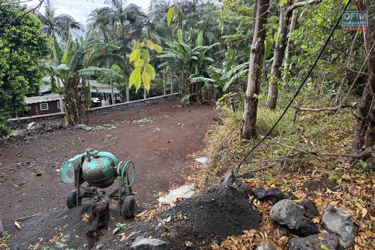 Terrain rectangle et plat de 250 m2 à 380 m d'altitude, pleine vue mer, à 2 minutes du centre ville.