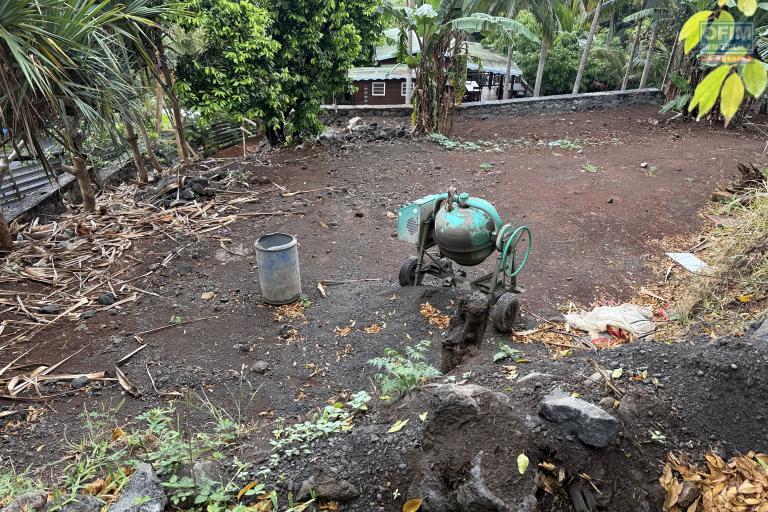 Terrain rectangle et plat de 250 m2 à 380 m d'altitude, pleine vue mer, à 2 minutes du centre ville.