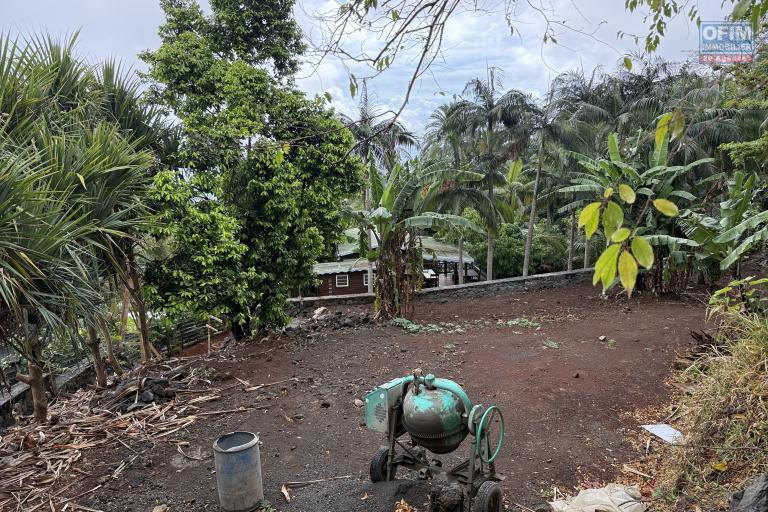 Terrain rectangle et plat de 250 m2 à 380 m d'altitude, pleine vue mer, à 2 minutes du centre ville.