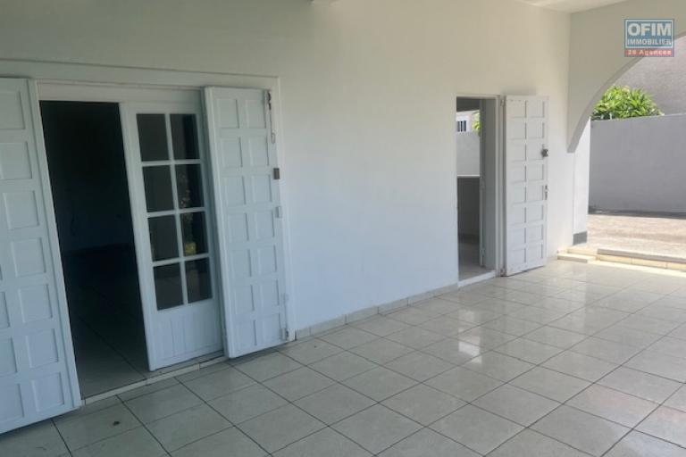 A louer villa F4 mitoyenne sur ETANG SALE LES BAINS.