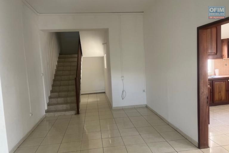 A louer villa F4 mitoyenne sur ETANG SALE LES BAINS.