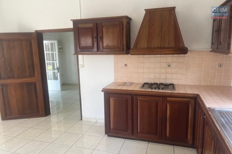 A louer villa F4 mitoyenne sur ETANG SALE LES BAINS.