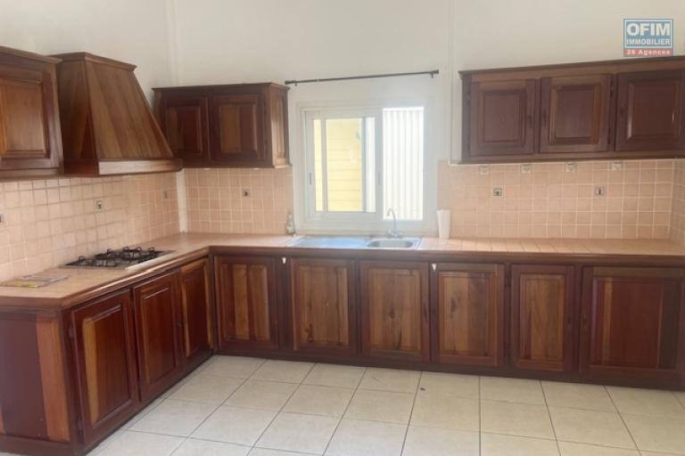 A louer villa F4 mitoyenne sur ETANG SALE LES BAINS.