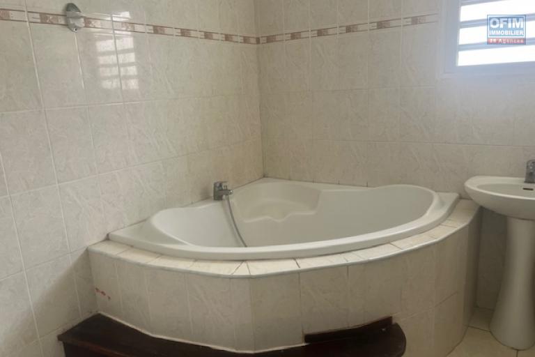 A louer villa F4 mitoyenne sur ETANG SALE LES BAINS.