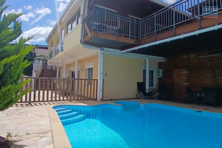 A VENDRE un ensemble de 2 appartements de type F3 avec PISCINE, JACUZZI et VUE MER à SAINT-PAUL