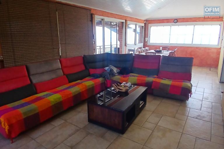 A VENDRE un ensemble de 2 appartements de type F3 avec PISCINE, JACUZZI et VUE MER à SAINT-PAUL