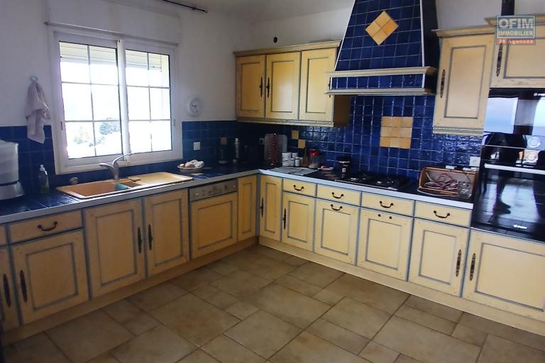 A VENDRE un ensemble de 2 appartements de type F3 avec PISCINE, JACUZZI et VUE MER à SAINT-PAUL