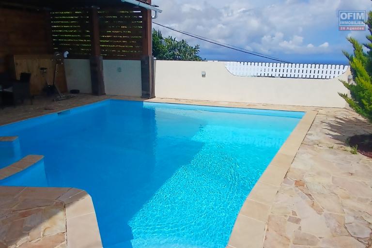 A VENDRE un ensemble de 2 appartements de type F3 avec PISCINE, JACUZZI et VUE MER à SAINT-PAUL