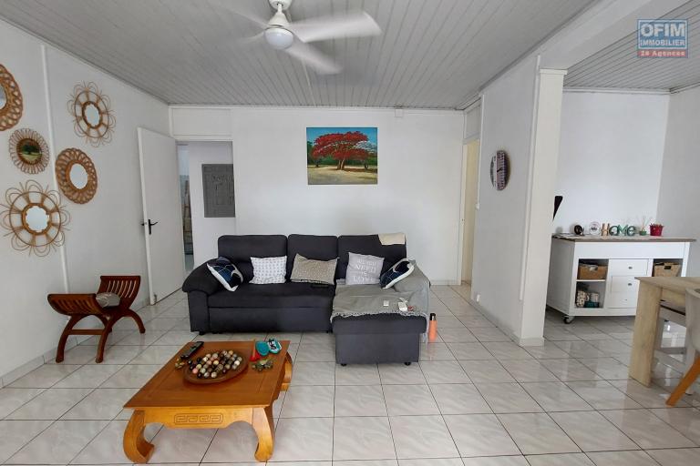 A vendre une f4 sur un terrain de 555m2 a Sainte Clotilde.