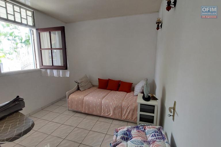 A vendre une f4 sur un terrain de 555m2 a Sainte Clotilde.