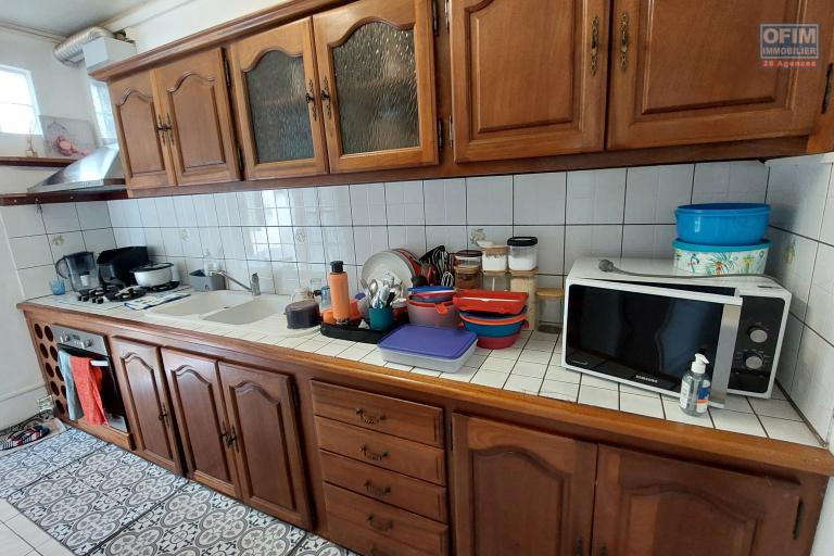 A vendre une f4 sur un terrain de 555m2 a Sainte Clotilde.