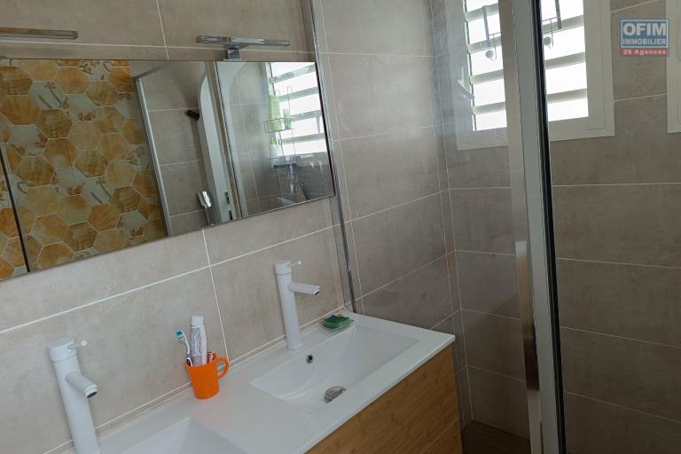 Villa T2/3 neuve en Duplex de 84 m² bâtie en 2025 sur un terrain 342 m² – Vue mer – Ravine des Cabris