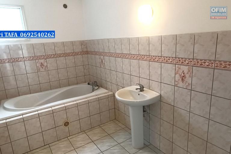 Maison jumelée F4 de 85,35 m2 avec jardin - SDB