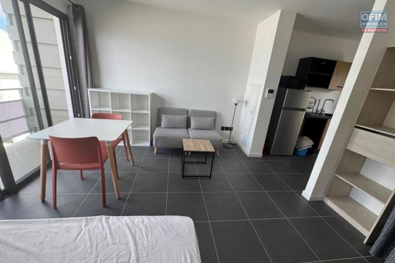 A louer magnifique studio neuf haut de gamme MEUBLE ET EQUIPE pour étudiant le Tampon centre ville