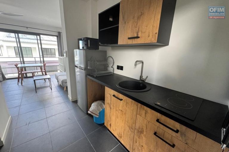 A louer magnifique studio neuf haut de gamme MEUBLE ET EQUIPE pour étudiant le Tampon centre ville