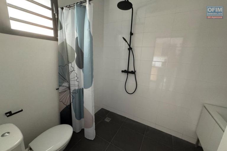 A louer magnifique studio neuf haut de gamme MEUBLE ET EQUIPE pour étudiant le Tampon centre ville