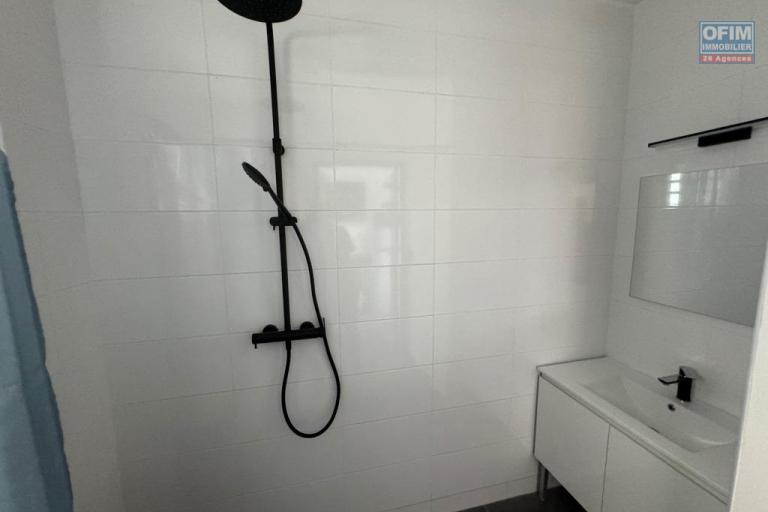 A louer magnifique studio neuf haut de gamme MEUBLE ET EQUIPE pour étudiant le Tampon centre ville