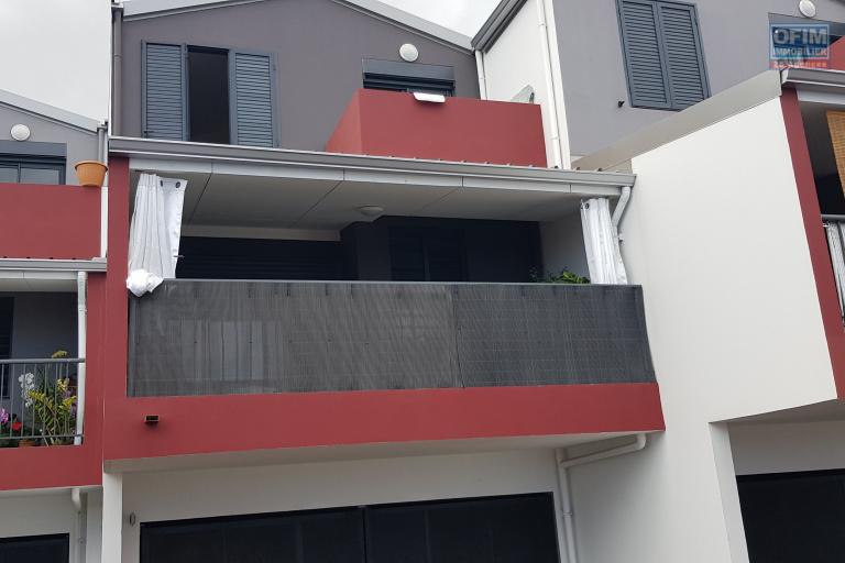 A louer villa mitoyenne de ville de type F4 avec garage dans une résidence sécurisée proche lycée des AVIRONS