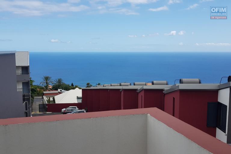 A louer villa mitoyenne de ville de type F4 avec garage dans une résidence sécurisée proche lycée des AVIRONS