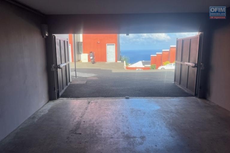 A louer villa mitoyenne de ville de type F4 avec garage dans une résidence sécurisée proche lycée des AVIRONS