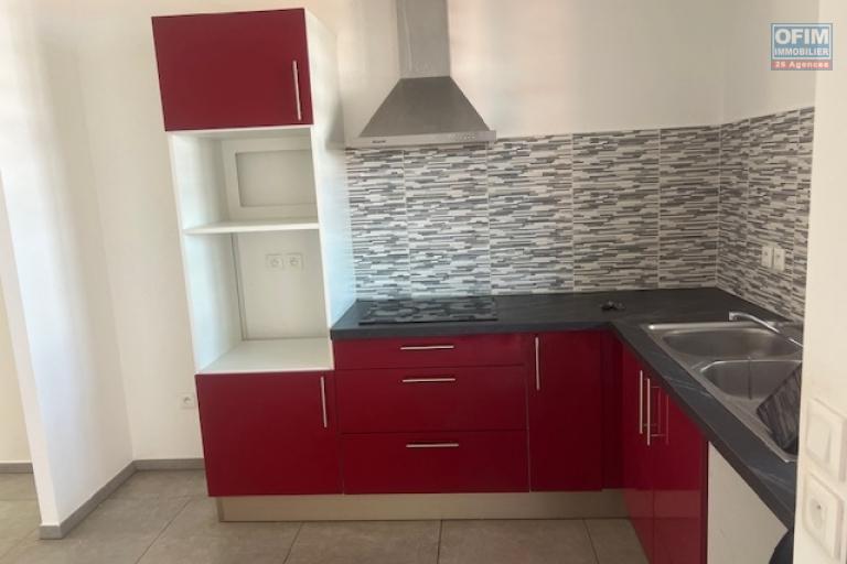 A louer villa mitoyenne de ville de type F4 avec garage dans une résidence sécurisée proche lycée des AVIRONS