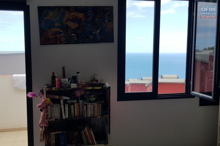 A louer villa mitoyenne de ville de type F4 avec garage dans une résidence sécurisée proche lycée des AVIRONS