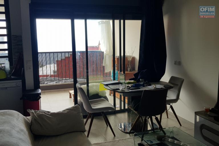 A louer villa mitoyenne de ville de type F4 avec garage dans une résidence sécurisée proche lycée des AVIRONS