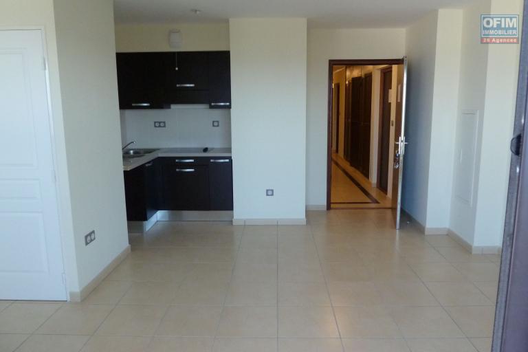 A louer grand studio à STE CLOTILDE dans la residence LOBELLIA