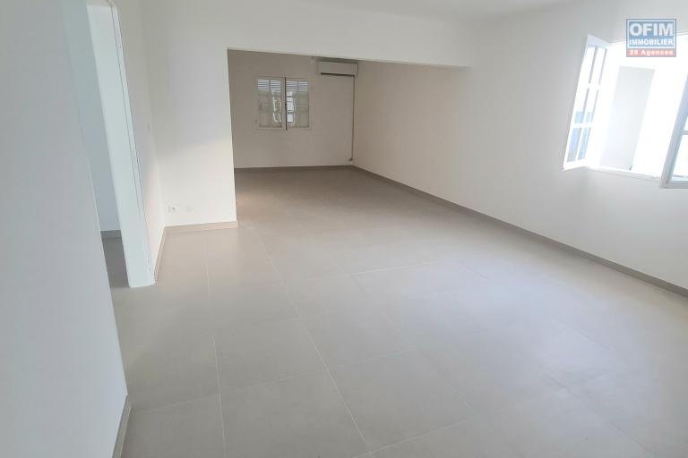 GRANDE MAISON ENTIEREMENT RÉNOVÉE 3 CHAMBRES, CUSINE NEUVE, JARDIN CLOTURÉ