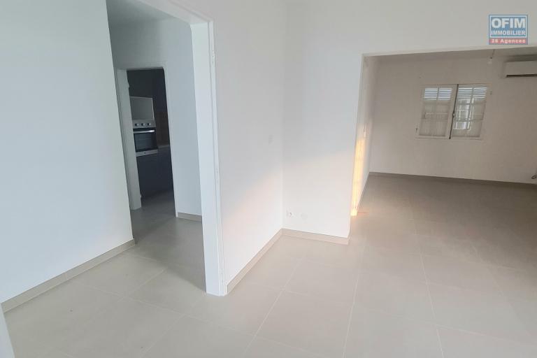 GRANDE MAISON ENTIEREMENT RÉNOVÉE 3 CHAMBRES, CUSINE NEUVE, JARDIN CLOTURÉ